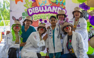 Equipo médico y paciente durante la jornada “Dibujando Sonrisas” en Hospital CHRISTUS MUGUERZA Betania.